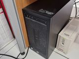un ordinateur posé par terre sous un bureau