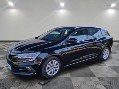 une voiture noire garée dans un garage au sol en damier