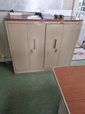 deux armoires situées dans un coin d'une pièce en cours de rénovation