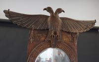 Vestiaire en bois sculpté à décor de rinceaux, surmonté d'un… (photo 2)