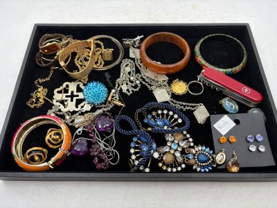 un plateau contenant plusieurs types de bijoux différents