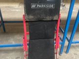 une photo d'une chaise posée dans un garage