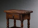 une vieille table en bois surmontée d'un tiroir