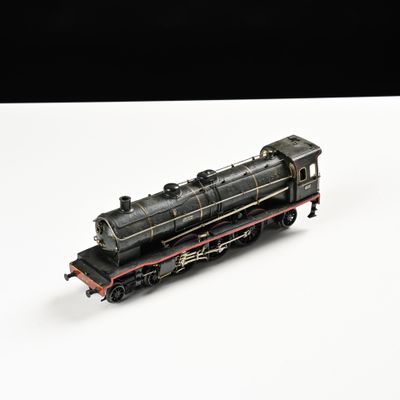 un petit train posé sur une surface blanche