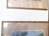 trois tableaux encadrés accrochés au mur d'une pièce