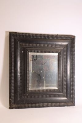 la photo d'un miroir accroché au mur