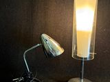 une lampe posée sur une table à côté d'une lampe