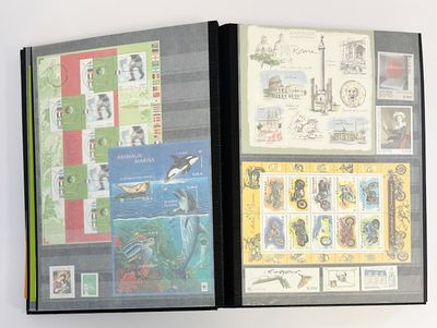 une photo d'un livre sur lequel figurent des timbres