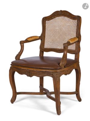une image représentant une chaise en bois avec une assise en cuir marron