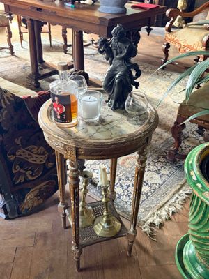 une petite table sur laquelle est posée une bougie, dans un salon