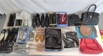 de nombreuses paires de chaussures et de sacs à main posés sur une table