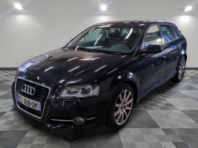 la photo d'une voiture noire garée dans un garage