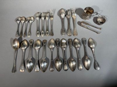 a lot of spoons and spoons that are on the table