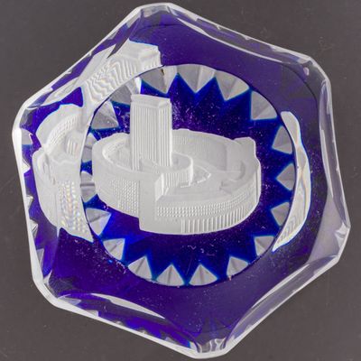 assiette en verre violet et blanc ornée d'un motif de rayons bleus en forme d'étoile
