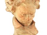une image représentant une statue d'enfant aux cheveux bouclés sur fond blanc
