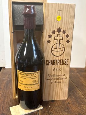 une boîte en bois contenant une bouteille de vin et une boîte en bois portant un logo