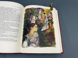 un livre ouvert avec l'image d'une femme dans un jardin