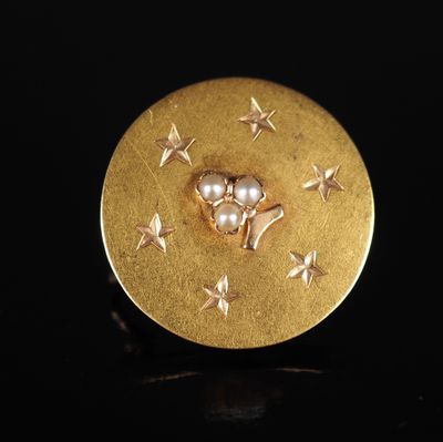 une image représentant une bague en or avec une perle au centre