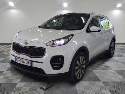 la voiture blanche est garée dans le garage sur le sol en damier