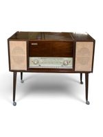 SABA. Meuble Hi-Fi avec système radio et platine.