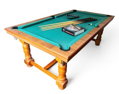 une photo d'une table de billard sur laquelle sont posées des queues de billard
