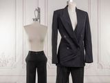 un mannequin et un costume sur un présentoir à mannequin
