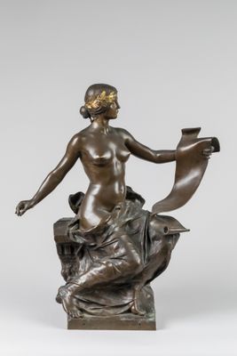 une image représentant une statue en bronze d'une femme assise sur un rocher