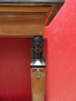 Table console en placage d'acajou, granit et résine. (photo 4)