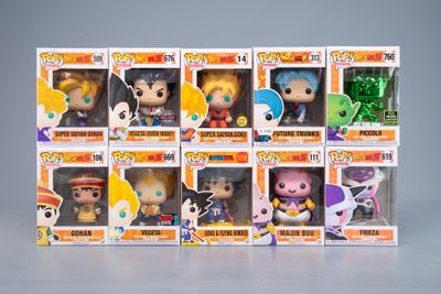 six figurines Funko Pop en vinyle différentes, présentées dans une vitrine