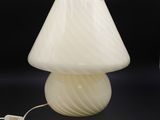 gros plan d'une lampe sur une table à fond noir