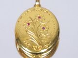 un fermoir en or orné d'un motif floral