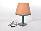 une lampe munie d'un abat-jour marron