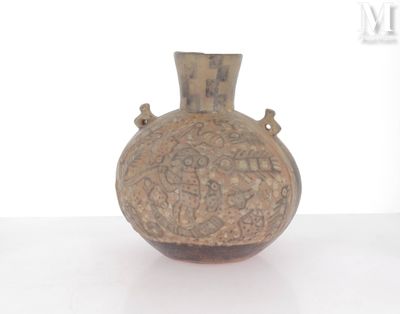 un vase brun posé sur une table à fond blanc