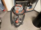 un aspirateur posé sur le sol d'une pièce