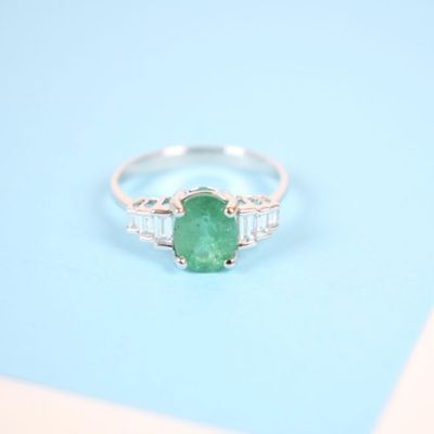 Bague en or blanc 18K (750/oo) sertie d'une émeraude taille …