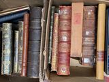 une boîte remplie de vieux livres posée sur une table