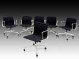 un groupe de six chaises de bureau noires empilées les unes sur les autres