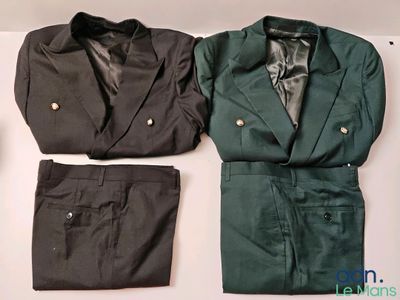 trois vêtements posés sur une table