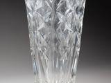 un vase en verre posé sur une table