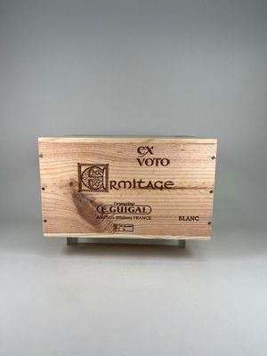 une boîte en bois portant un logo
