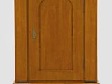 une image représentant une armoire en bois avec une porte