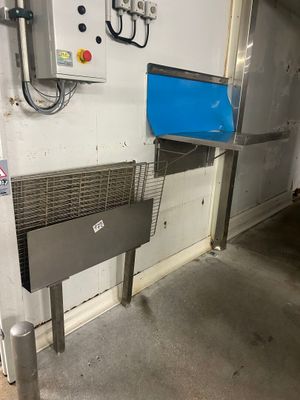 l'image d'une machine dans un garage