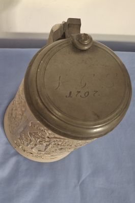 un récipient métallique portant une inscription, posé sur une table