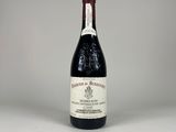une bouteille de vin posée sur une table blanche
