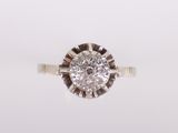 gros plan d'une bague en diamant sur une surface blanche
