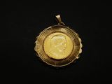 gros plan d'une pièce d'or sur une surface noire