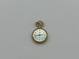 une image représentant une montre de poche posée sur une surface blanche
