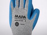 une image représentant une paire de gants bleus et gris sur fond blanc