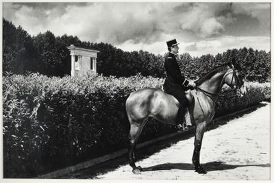 Helmut NEWTON (1920-2004). Le cadre noir de Saumur (cavalier… - Photo 1