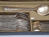 many spoons and spoon spoons in a case